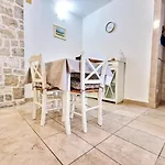 Apartman Jackie's Little Stone House *