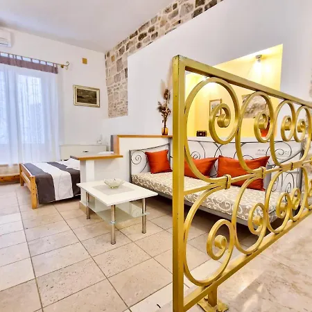 Jackie's Little Stone House Apartment