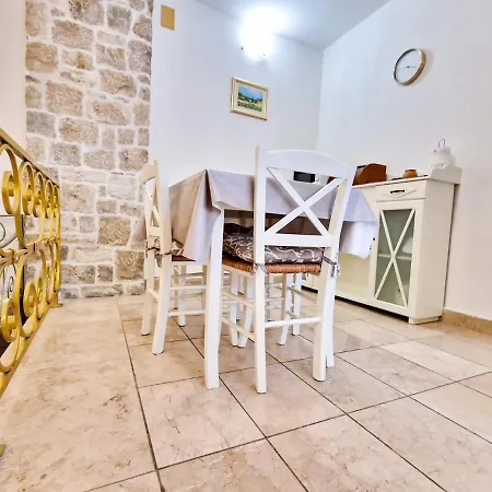 Jackie's Little Stone House Apartment Split