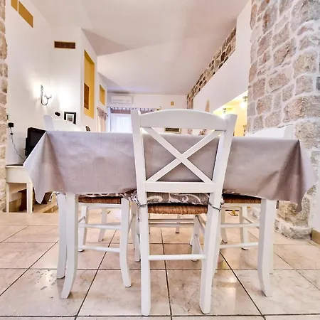 Jackie's Little Stone House سبليت