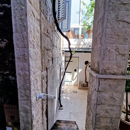 Jackie's Little Stone House سبليت