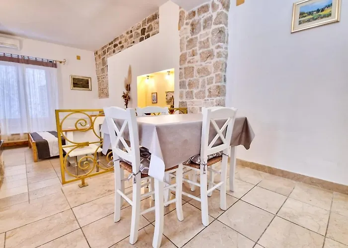 Jackie's Little Stone House * Split