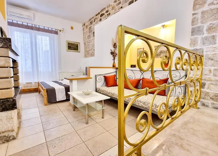 Jackie's Little Stone House 아파트