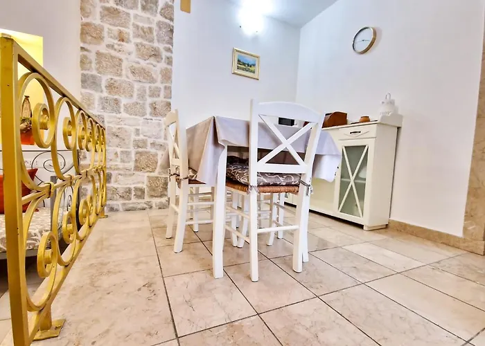 Jackie's Little Stone House Apartment Split