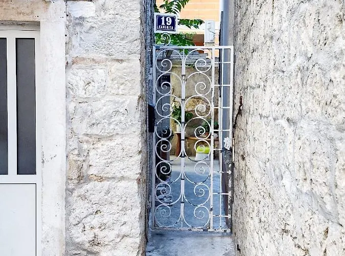 아파트 Jackie's Little Stone House *