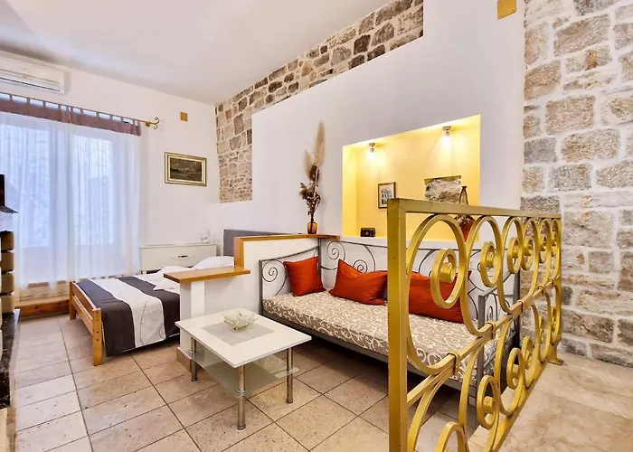 Jackie's Little Stone House Apartment *